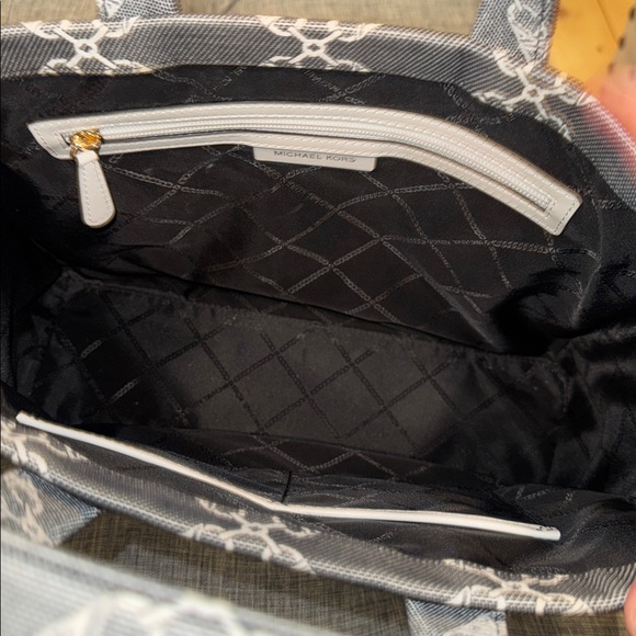 Michael Kors Bag Gigi Large Empire Logo Jacquard Gray White Tote - Picture 13 of 17